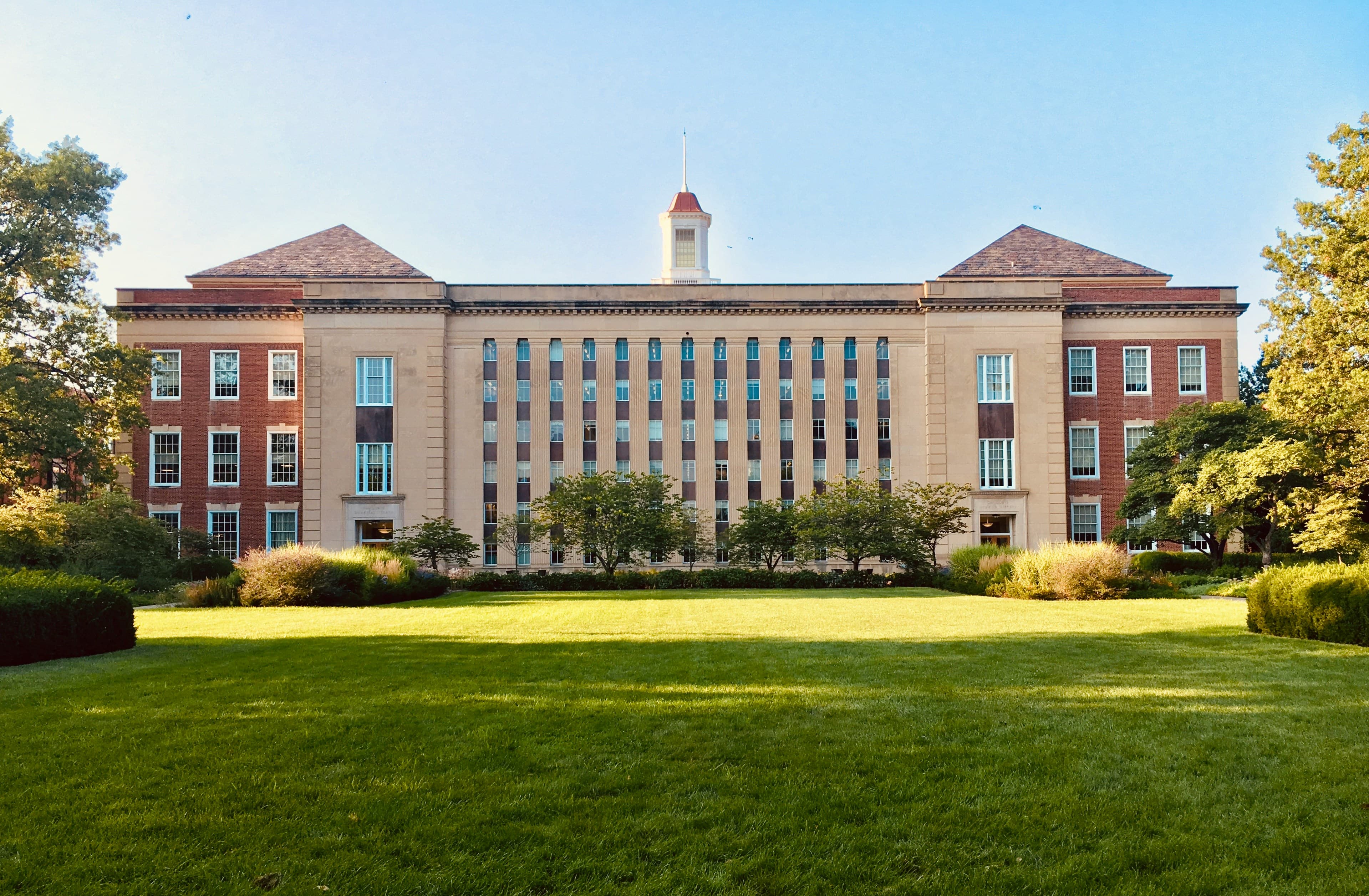 MBA colleges in Noida campus students studying management